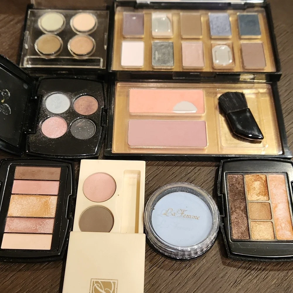 Bundle of Eye Shadows and Blush Pallets